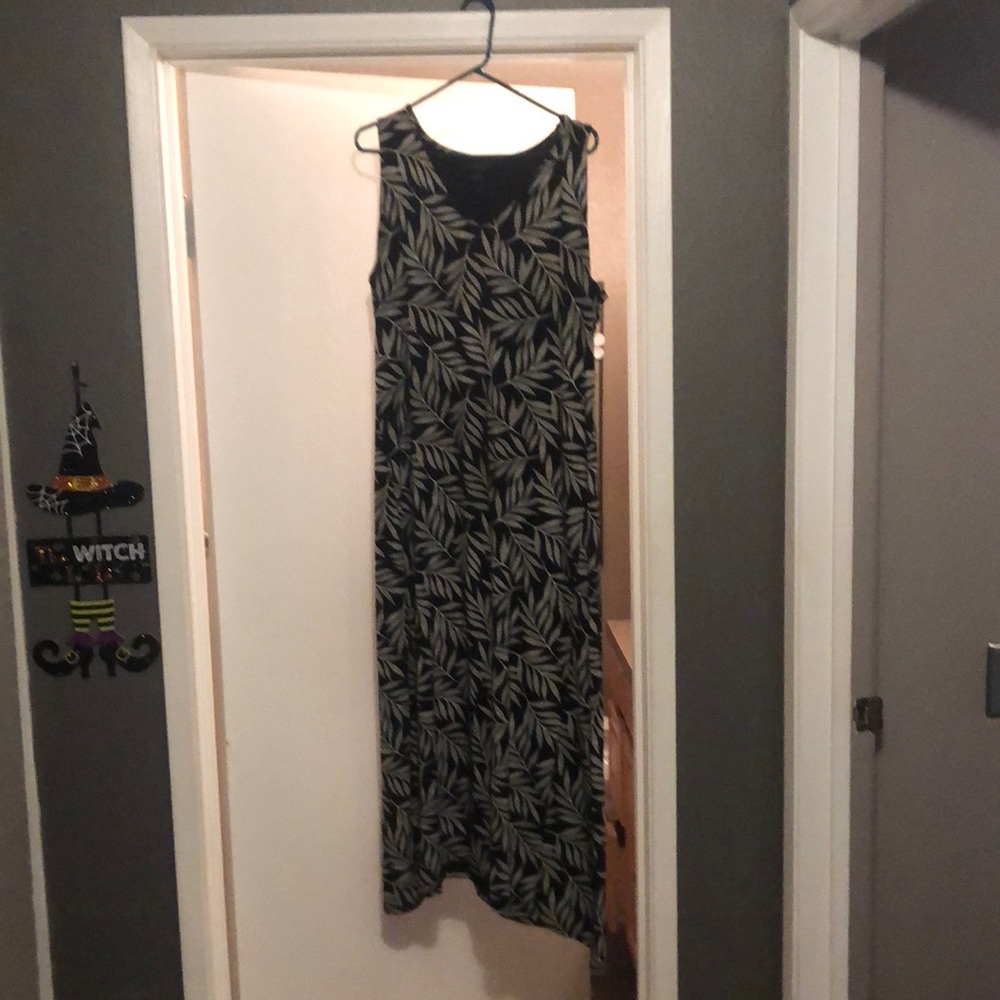 V neck black  and white palm leaf print dress